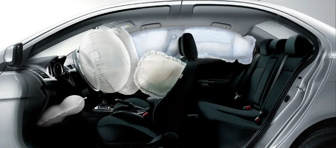 17MY_Lancer_EU_airbag_1003A_Mid
